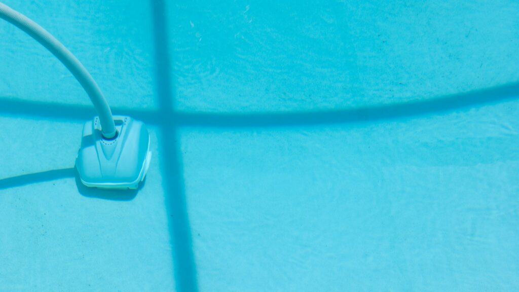 Como Aspirar a Piscina: Dicas para uma Manutenção Impecável