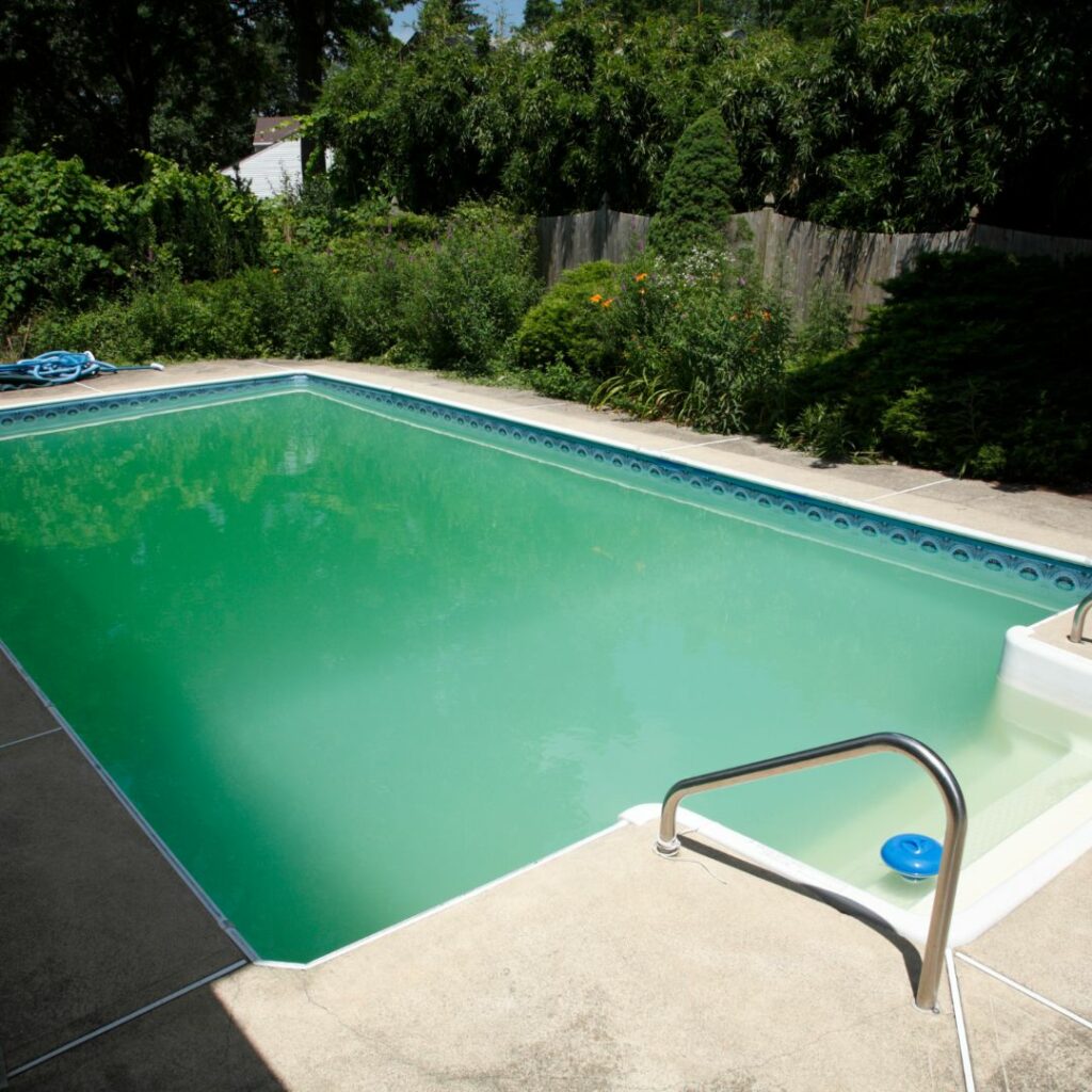 Como limpar a água verde da piscina